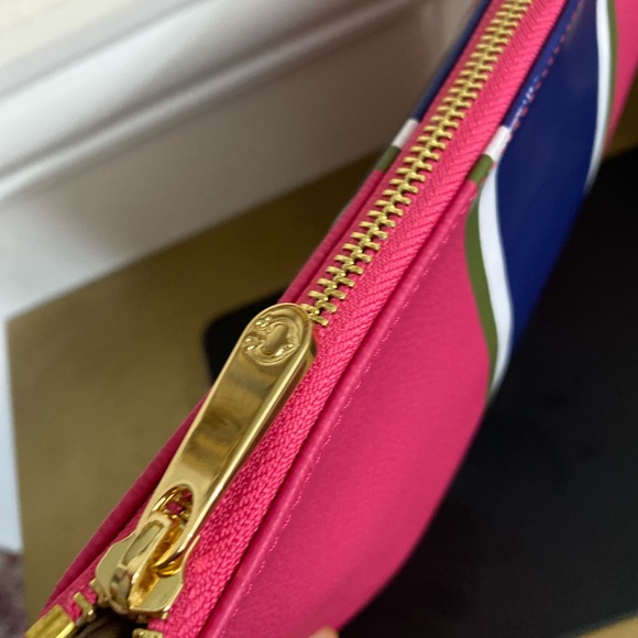 C. Wonder Stunning Fuchsia Clutch Purse - Picture 4 of 6